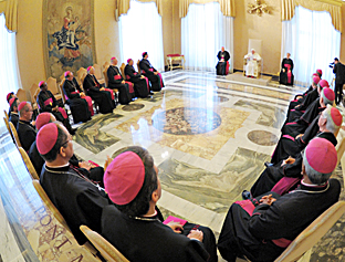 SS Benedetto XVI  - Sala del Concistoro , Gruppo degli Ecc.mi Presuli della Conferenza Episcopale del Brasile ( Regione Centro Oeste ) , in visita ad Limina Apostolorum - 15-11-2010  - (Copyright L'OSSERVATORE ROMANO - Servizio Fotografico - photo@ossrom.va)